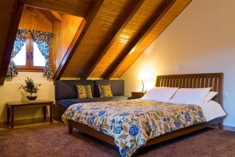 Krinides Kalavryta Quarto foto
